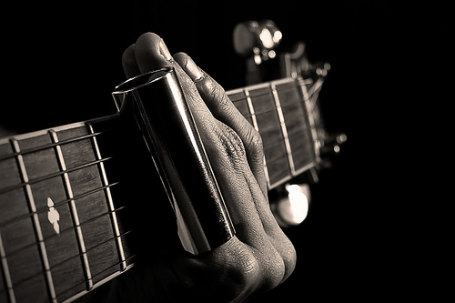 Такого ефекту неможливо досягти, граючи пальцями на гітарі