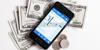 Механізм роботи на ринку Форекс простий: припустимо, трейдер бачить на графіку EUR / USD падіння, іншими словами - євро падає відносно долара