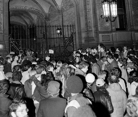 Так скорботні оплакували славнозвісного співака, поета, активного учасника руху за мир Джона Леннона