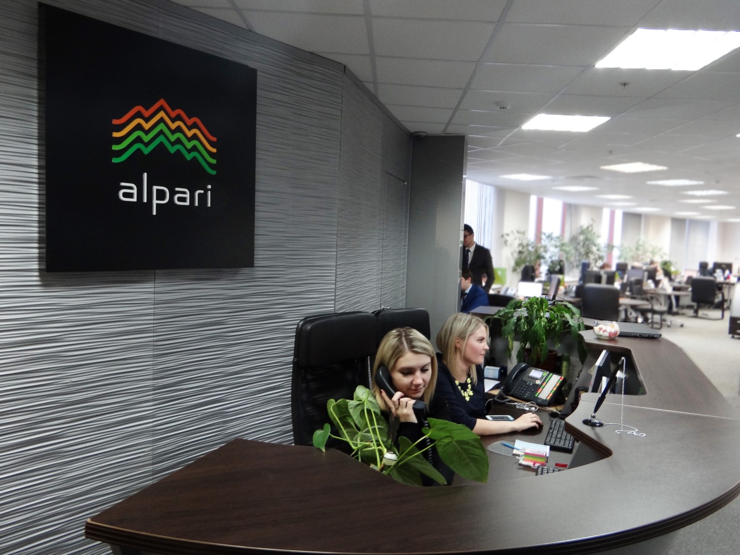 Компанія Alpari, один з найбільших форекс-брендів на Російському ринку, підсумувала напередодні результати своєї торгової діяльності протягом першого півріччя поточного 2017 року і відзначила суттєве зростання обсягів торгівлі, які збільшилися на 16% у порівнянні з аналогічним періодом і перевищили позначку в 600 млрд дол