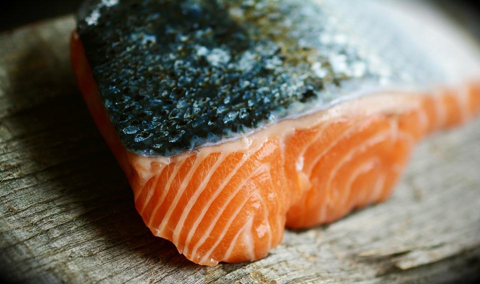 Всі знають, що жирна риба багата   омега-3 жирними кислотами   , Що грають важливу роль для правильного функціонування організму
